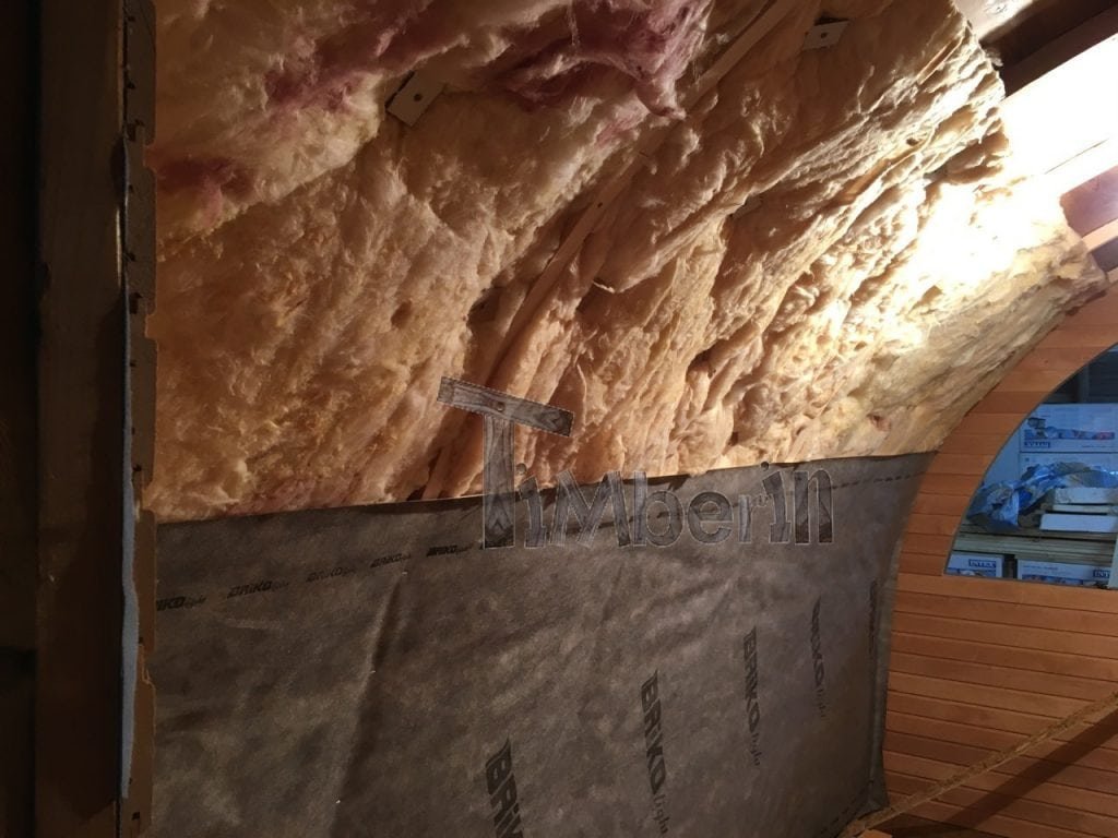 Montaż izolacji ścian wewnątrz sauny - wełna mineralna